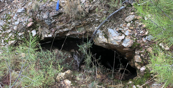 Entrada de trabalho mineiro histórico na área do Romano